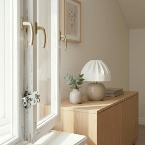 Peach 27cm Beige pöytävalaisin valmistajalta Cottex - Valkoinen tekstiilivarjostin kauniisti laskostetulla muotoilulla luo mukavan kontrastin maanl&auml;heiseen jalustaan ja levitt&auml;&auml; pehme&auml;&auml; ja miellytt&auml;v&auml;&auml; valoa.