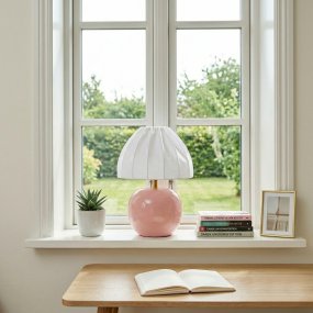 Peach 27cm Vaaleanpunainen pöytävalaisin valmistajalta Cottex - Peach on ihastuttava p&ouml;yt&auml;valaisin, joka yhdist&auml;&auml; pehme&auml;t v&auml;rit leikkis&auml;&auml;n muotoon.