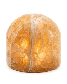 Marble 9cm Beige valmistajalta Unison - P&ouml;yt&auml;valaisin toimii kahdella AA-paristolla ja siin&auml; on ajastintoiminto, jossa on 6 tuntia p&auml;&auml;ll&auml; ja 18 tuntia pois p&auml;&auml;lt&auml;.