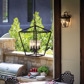 Alford Place 55cm Musta valmistajalta Elstead Lighting - Alford Place &auml;r en stilfull och tidl&ouml;s takpendel som ger din uteplats, veranda eller entr&eacute; ett elegant uttryck.