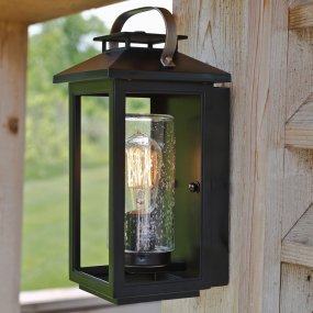 Atwater 35cm Musta valmistajalta Elstead Lighting - Med IP44-klassning &auml;r Atwater skyddad mot fukt och v&auml;derp&aring;verkan, vilket g&ouml;r den till en elegant och l&aring;ngvarig l&ouml;sning f&ouml;r entr&eacute;er, uteplatser och tr&auml;dg&aring;rdsmilj&ouml;er.