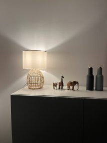 Rike 38cm Luonto pöytävalaisin valmistajalta Trio Lighting - Trendik&auml;s rottinkivalaisimen kanta luo kutsuvan ja ilmavan tunnelman ja lis&auml;&auml; samalla koristeellisia ja kirkkaita aksentteja kotiisi.