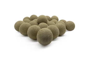 Irislights Sand Beige 35-lights Hiekka valmistajalta Irislights - K&auml;sintehdyt pallot on valmistettu ohuesta, k&auml;sinv&auml;rj&auml;tyst&auml; langasta ja ymp&auml;rist&ouml;yst&auml;v&auml;llisest&auml; liimasta, mik&auml; tekee jokaisesta sarjasta ainutlaatuisen.