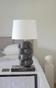 Bubbles 47cm Harmaa lampunjalka valmistajalta Hallbergs - Kuplivassa designissa on gr&aring; v&auml;ri ja j&auml;ljittelee betonia.