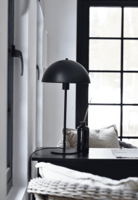 Coco 54cm Musta valmistajalta Hallbergs - Mattamustan yksinkertainen muoto ja v&auml;ri luovat kodikkaan tunnelman huoneeseen.