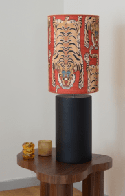 Manhattan 50cm Matta musta lampunjalka valmistajalta Hallbergs - Mukana johto, virtakytkin ja pistoke.