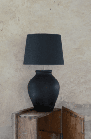 Casagrande 40cm Musta lampunjalka valmistajalta Hallbergs - Pyöreä muoto ja musta väri luovat huoneeseen kodikkaan tunnelman.