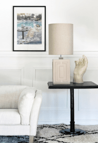 Stucco 48cm Beige lampunjalka valmistajalta Hallbergs - Neliön muoto ja yksityiskohtaiset leikkaukset luovat huoneeseen kodikkaan tunnelman.