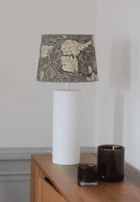 Manhattan 47cm Matta valkoinen lampunjalka valmistajalta Hallbergs - Mukana johto, virtakytkin ja pistoke.