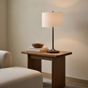 Soft 64cm Valkoinen/pronssi pöytävalaisin valmistajalta Belid - Soft-p&ouml;yt&auml;valaisin on tyylik&auml;s ja harmoninen valaisin, jossa on valkoinen, Euroopassa kasvatetusta pellavasta valmistettu varjostin ja metallinen pronssipintainen jalusta.