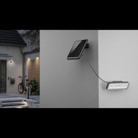 Paristokäyttöinen valonheitin sensorilla Musta valmistajalta Designlight - Jos valaisin havaitsee liikett&auml;, se syttyy 100 % kirkkaudella (1000 lm) 18 sekuntia ennen kuin syttyy sitten noin 30&ndash;50 lm:n perusvalolla.