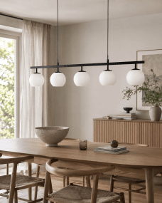 Globi 5 120cm Mustavalkoinen kattovalaisin valmistajalta Nordic Lighting - Globi 5 on tyylik&auml;s kattovalaisin, joka yhdist&auml;&auml; modernin muotoilun pehmeisiin muotoihin.