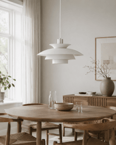 Stealth 2 Ø50 Valkoinen kattovalaisin valmistajalta Nordic Lighting - Se on valmistettu valkoisesta metallista ja hopeisilla yksityiskohdilla, mik&auml; luo elegantin ja harmonisen ilmeen.