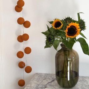 Irislights Terracotta 20-lights Terrakotta valmistajalta Irislights - K&auml;sintehdyt pallot on valmistettu ohuesta, k&auml;sinv&auml;rj&auml;tyst&auml; langasta ja ymp&auml;rist&ouml;yst&auml;v&auml;llisest&auml; liimasta, mik&auml; tekee jokaisesta sarjasta ainutlaatuisen.