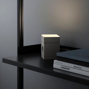 LAMP 1 - EU Harmaa valmistajalta Avolt - Lamppu on valmistettu polykarbonaatista ja sen yl&auml;osa on satiinitusta, teksturoidusta lasista, joka levitt&auml;&auml; valoa pehme&auml;sti ja miellytt&auml;v&auml;sti.