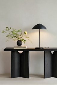 Vali 40cm Musta valmistajalta Belid - Vali on tyylik&auml;s p&ouml;yt&auml;valaisin mattamustasta metallista, jossa on pehme&auml; ja tasapainoinen muotoilu.