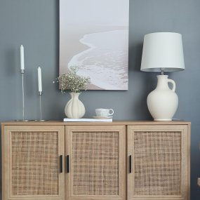 Athena 58cm Luonnonvalkoinen pöytävalaisin valmistajalta Aneta Lighting - Tyylikäs luonnonvalkoinen tekstiilivarjostin tarjoaa pehmeän ja miellyttävän valaistuksen.