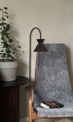 Coni Musta lattiavalaisin valmistajalta Aneta Lighting - 