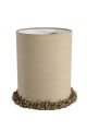 Lampshade Cylinder Fringe Ø22 Luonto valmistajalta Alde & Lind - Reunat on taitettu huolellisesti ja alareunaa pitkin kulkee koristeellinen, paksu pitsireunus, joka antaa varjostimelle elegantin ja eksklusiivisen yksityiskohdan.