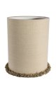 Lampshade Cylinder Fringe Ø30 Luonto valmistajalta Alde & Lind - Cylinder Frans -lampunvarjostin on käsinommeltu, sylinterinmuotoinen varjostin, joka on päällystetty valkaisemattomalla pellavalla ja antaa sille luonnollisen ja ajattoman ilmeen.