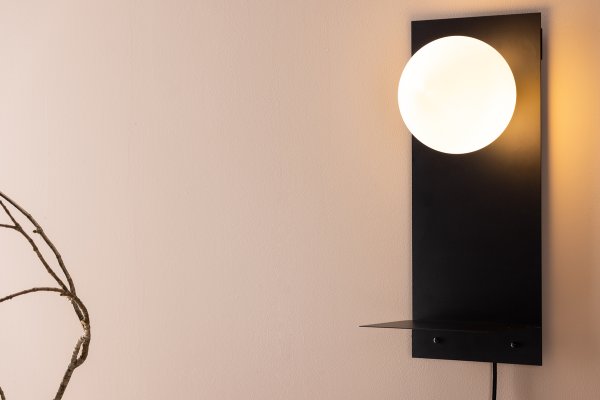 Troyes 45cm Musta seinävalaisin valmistajalta Venture Design - Valaisimessa on musta rautarunko ja pieni hylly, jolle voi sijoittaa koriste-esineitä.