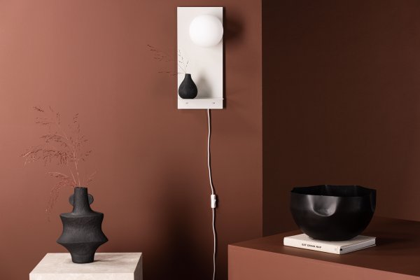 Troyes 45cm Vaaleanharmaa seinävalaisin valmistajalta Venture Design - Valaisimessa on vaaleanharmaa rautajalusta ja pieni hylly, jolle voi sijoittaa koriste-esineit&auml;.