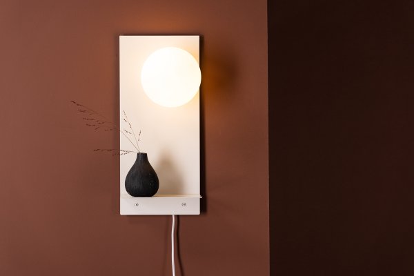Troyes 45cm Vaaleanharmaa seinävalaisin valmistajalta Venture Design - Valaisimessa on vaaleanharmaa rautajalusta ja pieni hylly, jolle voi sijoittaa koriste-esineit&auml;.