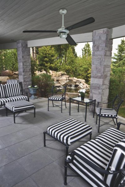 Mountain Gale Ø132 Hopea valmistajalta Westinghouse - Hopeanvärisen viimeistelyn ja mustien ABS-siipien ansiosta tuuletin on riittävän vahva kestämään; sää ja tuuli antaen samalla modernin ilmeen.