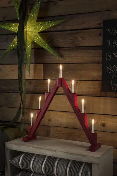 Candelabra 7 Lights PUNAINEN valmistajalta Konstsmide - Taittuva s&auml;hk&ouml;kynttil&auml;njalka, jossa on 7 kynttil&auml;&auml;, valmistettu punaiseksi maalatusta puusta ja koristeltu messinkirenkailla jokaisen kynttil&auml;n ymp&auml;rill&auml; elegantin vaikutuksen aikaansaamiseksi.