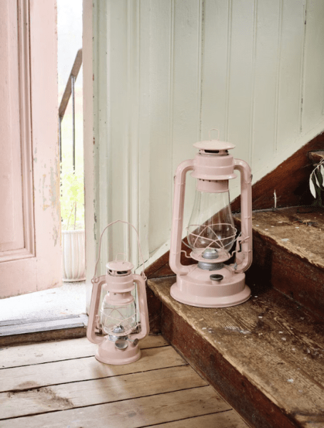 Storm Lantern small Vaaleanpunainen valmistajalta Strömshaga - Klassinen kerosiinilamppu, josta tulee mukava sisustusyksityiskohta ja joka antaa kauniin hehkun sek&auml; sis&auml;- ett&auml; ulkopuolelta.