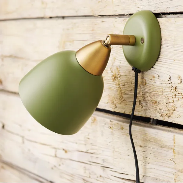 Urban Short Oliivinvihreä lukulamppu valmistajalta Superliving - Ihanteellinen makuuhuoneeseen, olohuoneeseen tai työhuoneeseen &ndash; Urban Short on joustava ja ajaton valaistusratkaisu, joka korostaa minkä tahansa huoneen tyyliä!