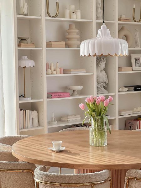 Wells 50cm Valkoinen pöytävalaisin valmistajalta PR Home - Jokainen n&auml;ytt&ouml; on k&auml;sintehty, ja korkeudessa ja leveydess&auml; voi esiinty&auml; pieni&auml; poikkeamia.