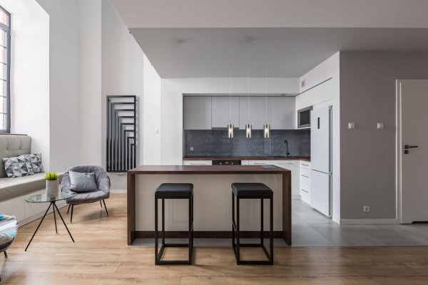 Duo 70cm Savun värinen kattovalaisin valmistajalta Searchlight - Duo-riippuva kromivalaisin, jossa on kolme hehkulamppua ja kaksisylinteriset lasivarjostimet, luo modernin ja tyylikkään vaikutelman keittiöön tai ruokasaliin, täydellisesti keittiön päälle.