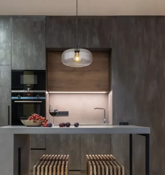 Giuseppe Ø28 Savun värinen kattovalaisin valmistajalta Globo Lighting - Lampan &auml;r tillverkad av svart metall och har en vackert formad r&ouml;kf&auml;rgad glassk&auml;rm.