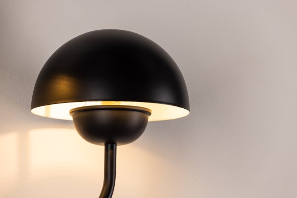 Lyckorna 35cm Musta seinävalaisin valmistajalta Venture Design - Sein&auml;valaisin Happiness koostuu kahdesta; pienemm&auml;t lamput, jotka on liitetty yhteen mustalla rautaisella alustalla.