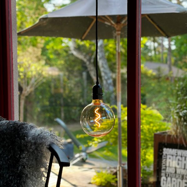 Gravity Musta valmistajalta Lightson - Joustava ja edullinen 12 voltin järjestelmä puutarhaasi, jonka voit helposti asentaa itse ja jonka voit myöhemmin rakentaa, jopa 50 metriin, jos haluat.