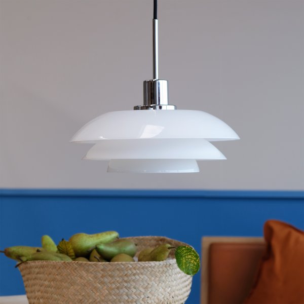 DL31 Ø31 Kromi kattovalaisin valmistajalta Dyberg Larsen - Tyylikäs riipus DL31 on DL-sarjan uusi jäsen ja on kaunis ominaisuus jokaisessa kotisi pöydässä.