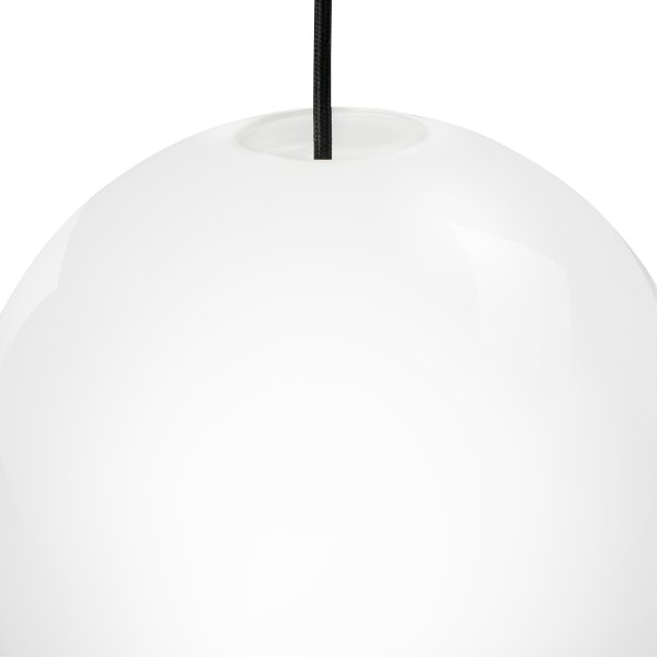 Cafè Ø25 Opaali kattovalaisin valmistajalta Dyberg Larsen - Kahvi&eacute; Opal on ajaton ja tyylikäs riippuvalaisin, jossa on sekä ylhäältä että alhaalta avoin opaalilasikupu.