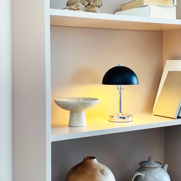 Malmø LED 23cm Kromi Siirrettävä valmistajalta Dyberg Larsen - Den svart- och kromf&auml;rgade metallen ger en elegant touch, och med sin kompakta storlek passar den perfekt p&aring; nattduksbord, skrivbord eller som dekorativ belysning.