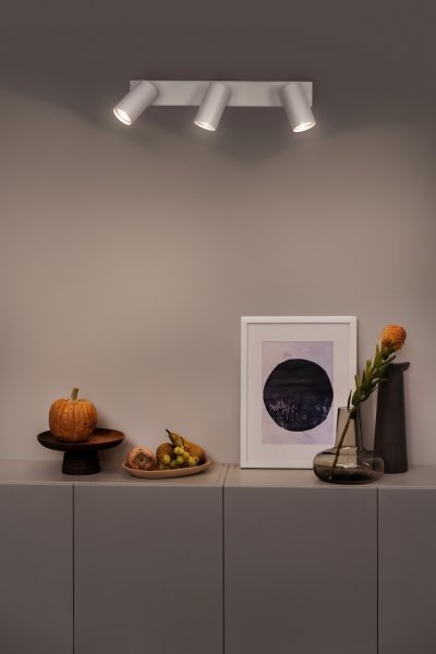 Octagon 3 Valkoinen kohdevalaisin valmistajalta Ledvance - Den n&auml;tta formen i kombination med de r&ouml;rliga spotlightsen g&ouml;r den m&aring;ngsidig och passar in i alla hem och stilar.