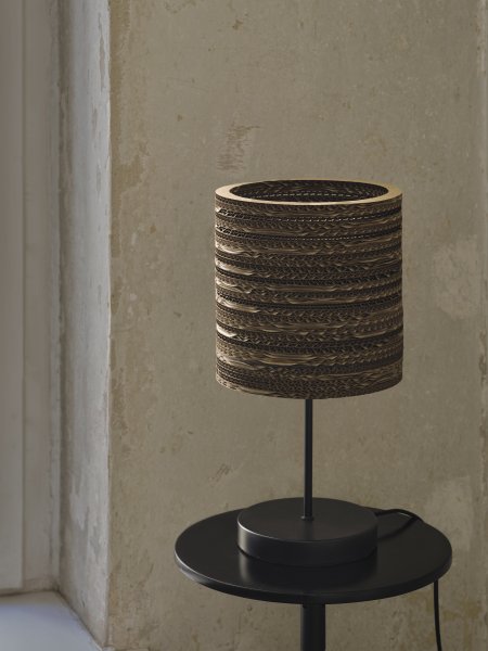 Cardboard Cylinder 38cm Ruskea pöytävalaisin valmistajalta Ledvance - Useista pahvikerroksista valmistettu n&auml;ytt&ouml; luo valaistuna huoneeseen kauniin valon leikin ja luo l&auml;mpim&auml;n ja luonnollisen tunnelman.