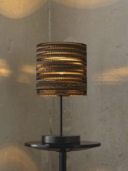 Cardboard Cylinder 38cm Ruskea pöytävalaisin valmistajalta Ledvance - Useista pahvikerroksista valmistettu n&auml;ytt&ouml; luo valaistuna huoneeseen kauniin valon leikin ja luo l&auml;mpim&auml;n ja luonnollisen tunnelman.