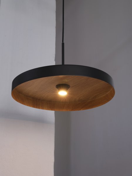 Zoomaa kuva kohteesta Plate Wood Ø40 Musta kattovalaisin valmistajalta Osram - Plate on moderni kattoriipus, jossa on maalaismainen muotoilu.