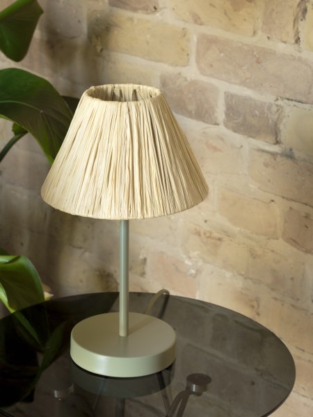 Raffia 33cm Luonto pöytävalaisin valmistajalta Ledvance - Raffiapalmuista valmistettu näyttö yhdistettynä vihreään metalliin luo lämpimän ja luonnollisen tunnelman huoneeseen.