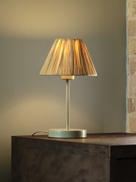 Raffia 33cm Luonto pöytävalaisin valmistajalta Ledvance - Raffiapalmuista valmistettu näyttö yhdistettynä vihreään metalliin luo lämpimän ja luonnollisen tunnelman huoneeseen.