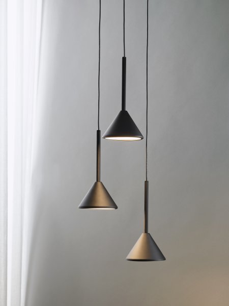 Fuji Ø30 Musta kattovalaisin valmistajalta Ledvance - De konformade sk&auml;rmarna ger ett bl&auml;ndfritt ljus ner&aring;t p&aring; 990lm och 3000K varmvitt ljus.