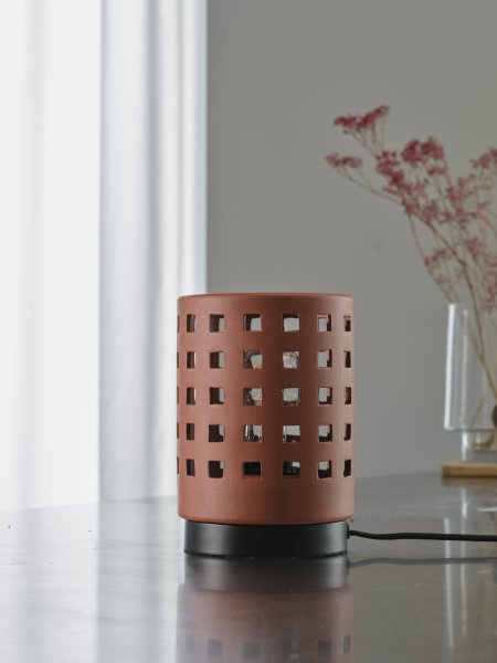 Clay Windows 15cm Ruskea pöytävalaisin valmistajalta Ledvance - Placera f&ouml;rslagsvis i vardagsrummet som st&auml;mningsbelysning eller i sovrummet som s&auml;nglampa.