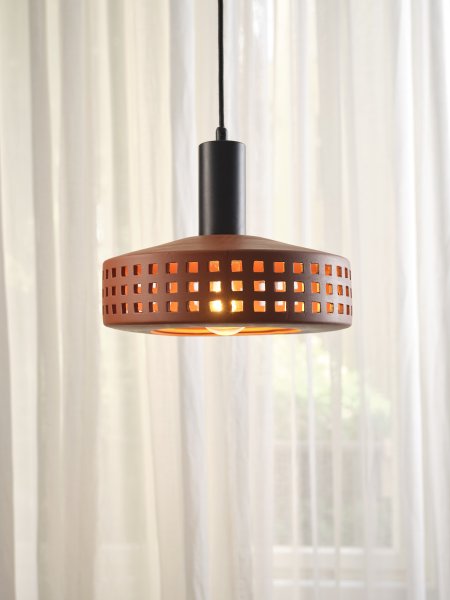 Clay Windows Ø26 Ruskea kattovalaisin valmistajalta Ledvance - Clay Windows har en rustik design med sin sk&auml;rm gjord av lera i en r&ouml;dbrun f&auml;rg.