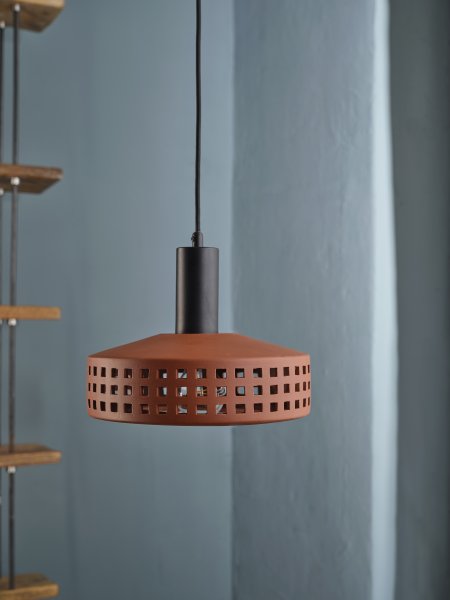 Clay Windows Ø26 Ruskea kattovalaisin valmistajalta Ledvance - Clay Windows har en rustik design med sin sk&auml;rm gjord av lera i en r&ouml;dbrun f&auml;rg.