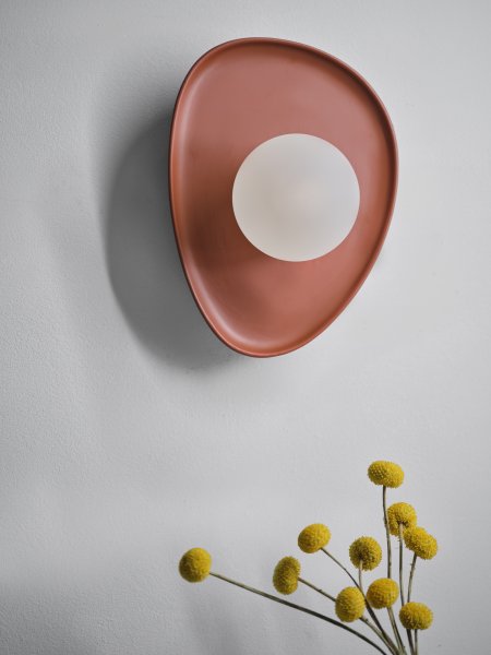 Clay Nest 26cm Ruskea seinävalaisin valmistajalta Ledvance - Glaskupan i opal som omfamnar ljusk&auml;llan skapar ett fint och bl&auml;ndfritt ljus i rummet.